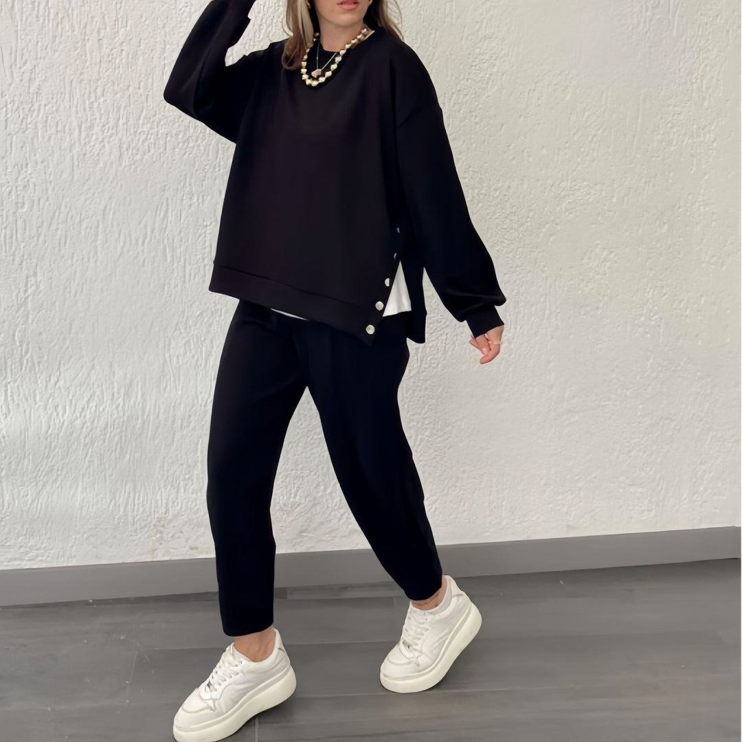 Kvinnors avslappnad sportensemble med elegant snitt och dekorativa knappar Mirla-Eva Jonsson