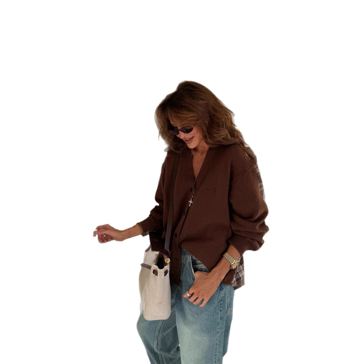 Kvinnors avslappnad stickad cardigan med en mjuk känsla och elegant knappslå Mirla-Eva Jonsson