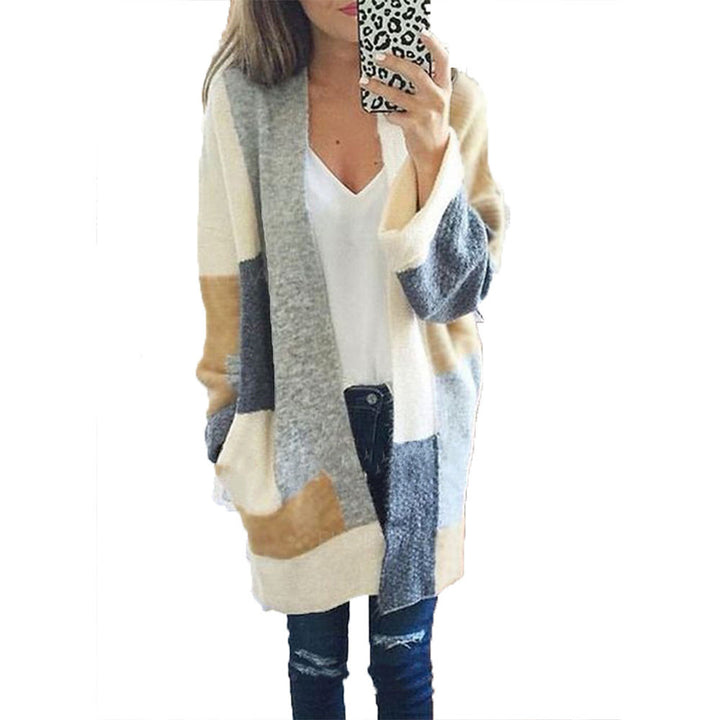 Kvinnors avslappnad stickad cardigan med mjukt material och moderna färgblock Mirla-Eva Jonsson
