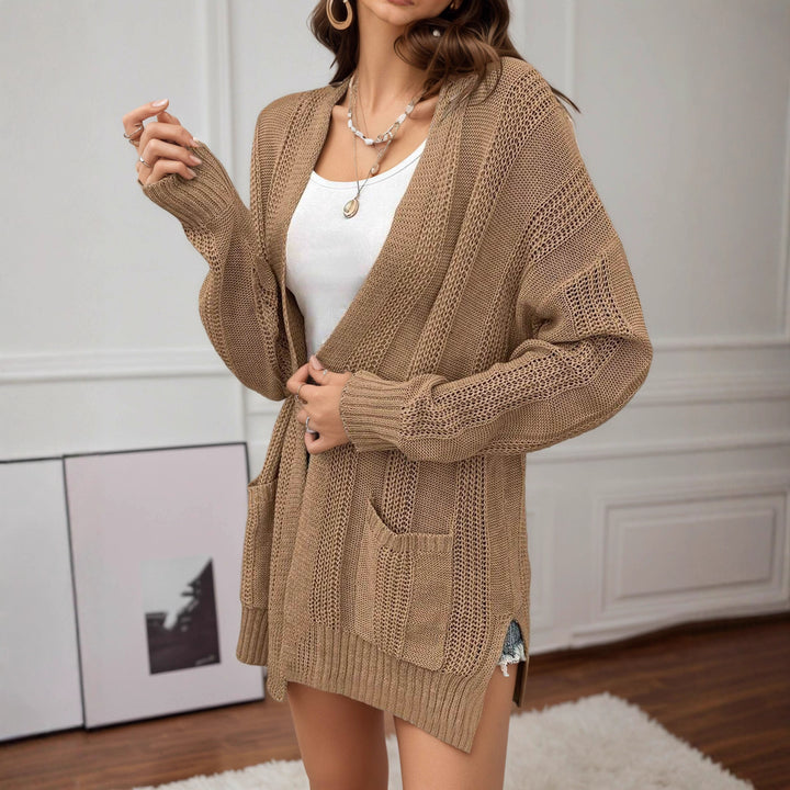 Kvinnors avslappnad stickad cardigan med öppna stygn och praktiska fickor Mirla-Eva Jonsson