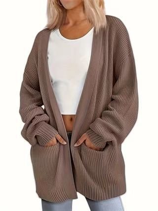 Kvinnors avslappnad stickad cardigan med stora fickor och öppen design Mirla-Eva Jonsson