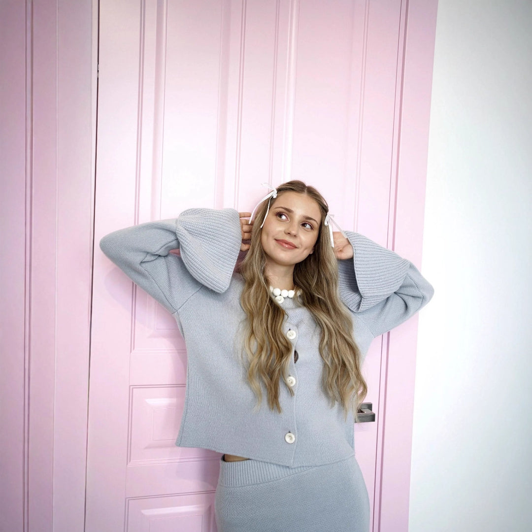 Kvinnors avslappnad stickad cardigan med voluminösa ärmar och knapppdetaljer Mirla-Eva Jonsson