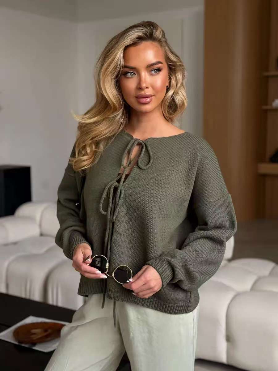 Kvinnors avslappnad stickad pullover med dekorativa snörningsdetaljer Mirla-Eva Jonsson