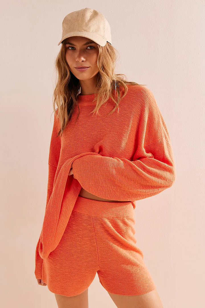Kvinnors avslappnad stickad set med oversized tröja och shorts Mirla-Eva Jonsson
