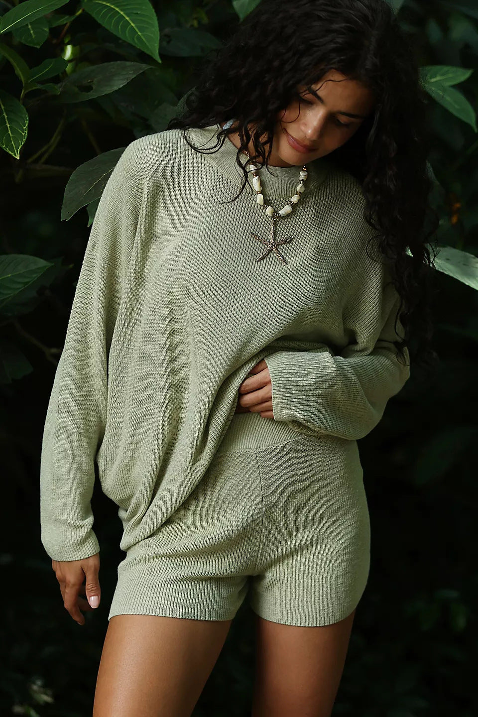Kvinnors avslappnad stickad set med oversized tröja och shorts Mirla-Eva Jonsson