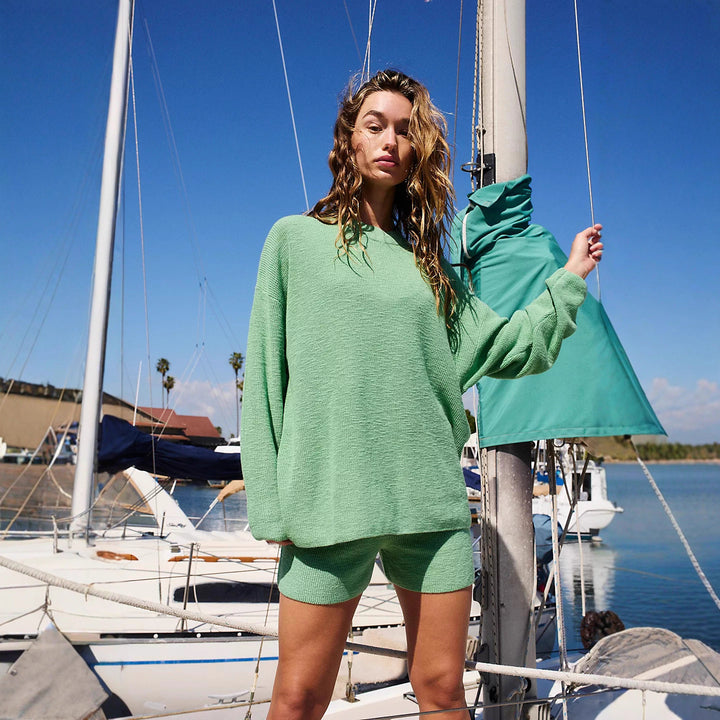 Kvinnors avslappnad stickad set med oversized tröja och shorts Mirla-Eva Jonsson