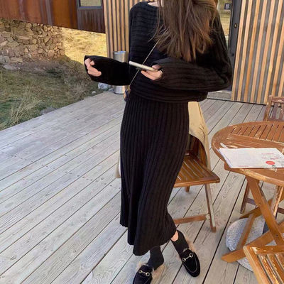 Kvinnors avslappnad stickad tröja med asymmetrisk halsringning och ribbad textur Mirla-Eva Jonsson