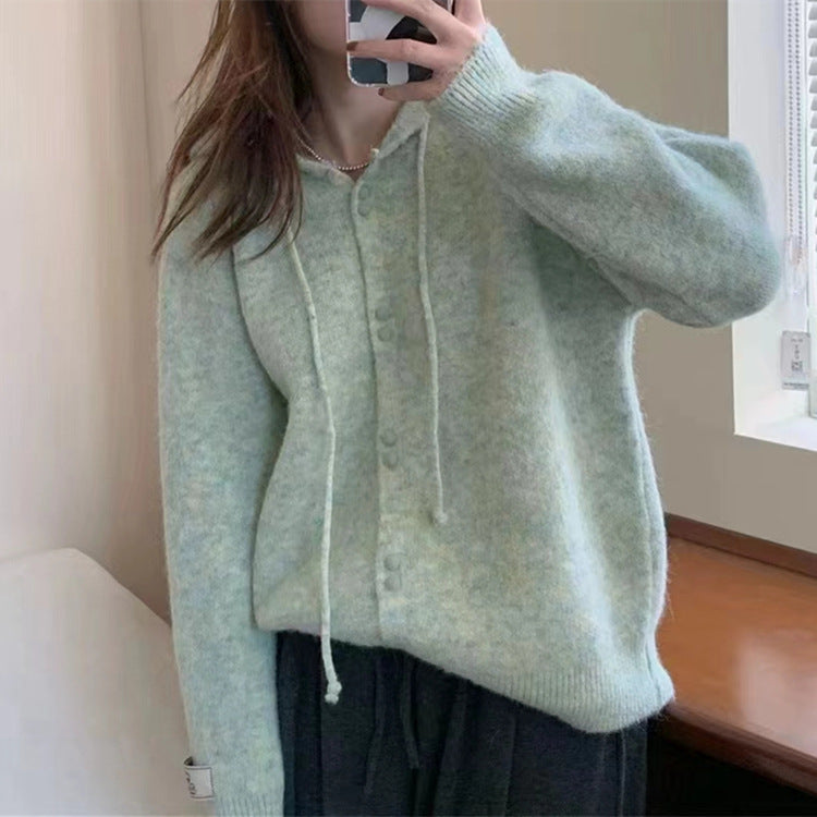 Kvinnors avslappnad stickad tröja med knappp Detalj Mirla-Eva Jonsson