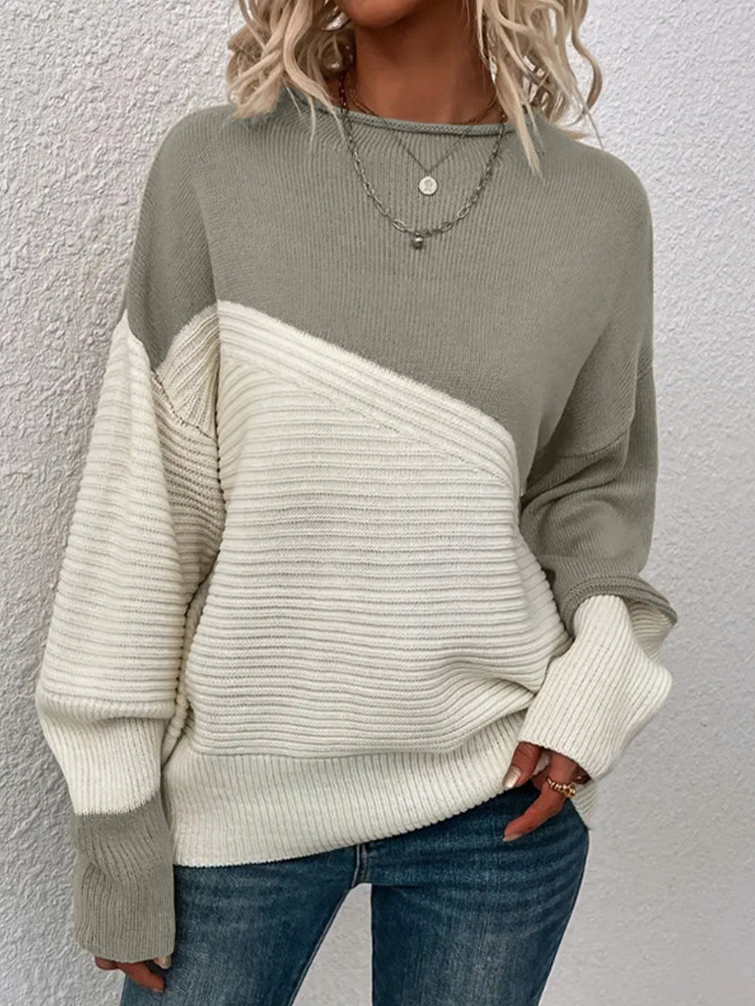 Kvinnors avslappnad stickad tröja med texturerad design och moderna färgblock Mirla-Eva Jonsson