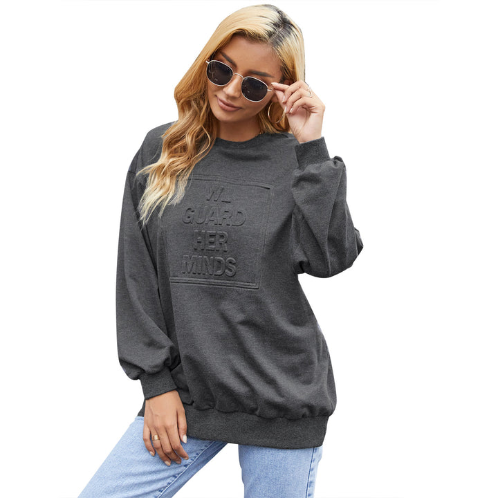 Kvinnors avslappnad sweatshirt med elegant rund hals och dekorativ text Mirla-Eva Jonsson