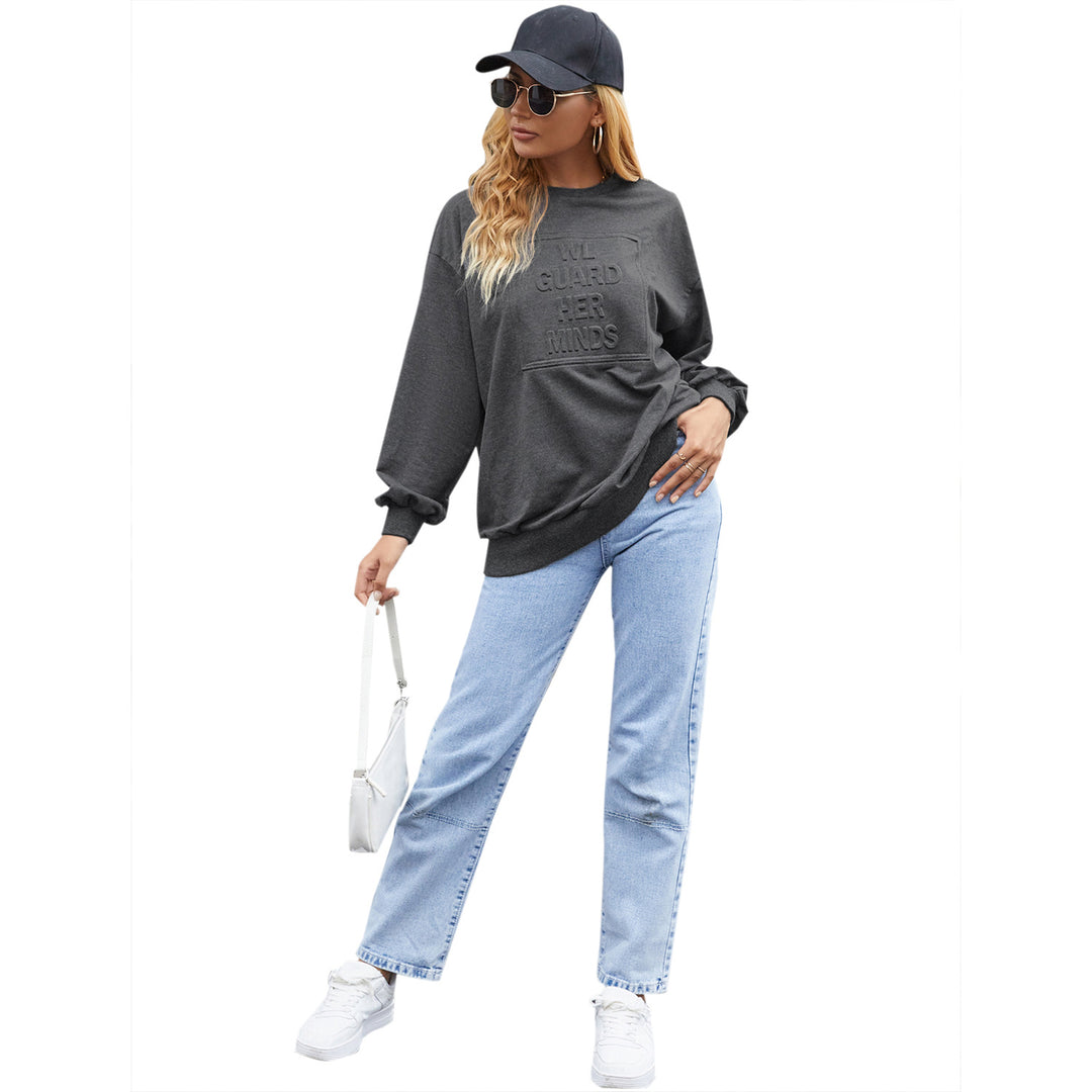 Kvinnors avslappnad sweatshirt med elegant rund hals och dekorativ text Mirla-Eva Jonsson