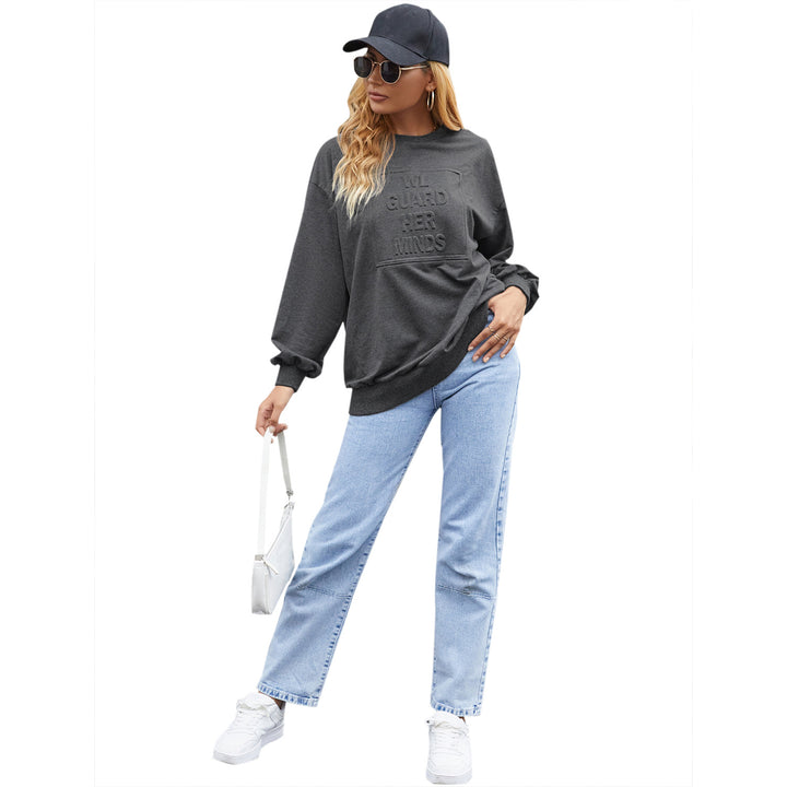 Kvinnors avslappnad sweatshirt med elegant rund hals och dekorativ text Mirla-Eva Jonsson