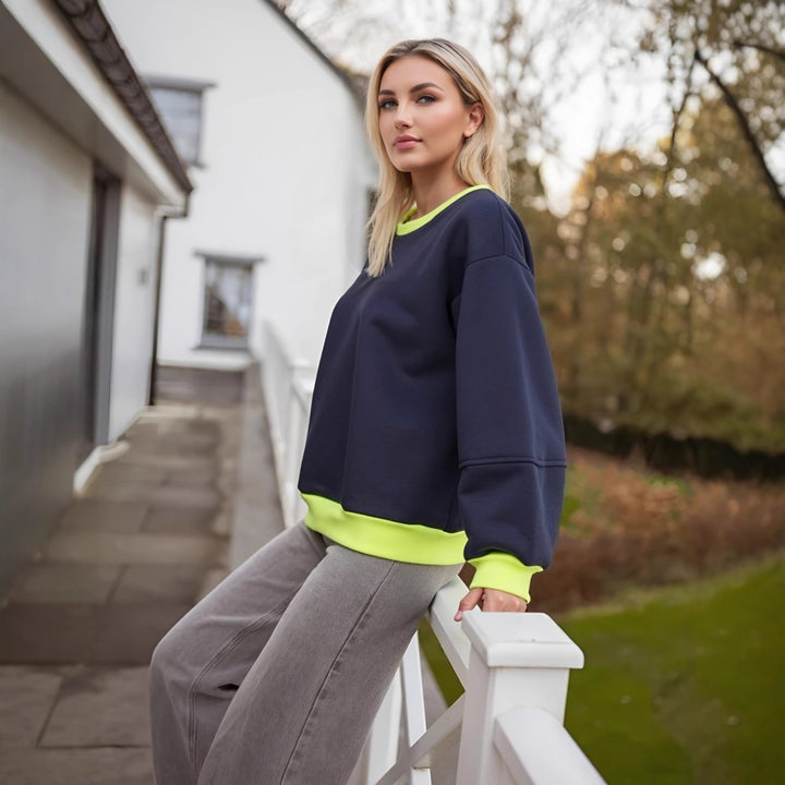 Kvinnors avslappnad sweatshirt med kontrasterande mudd och modern skärning Mirla-Eva Jonsson