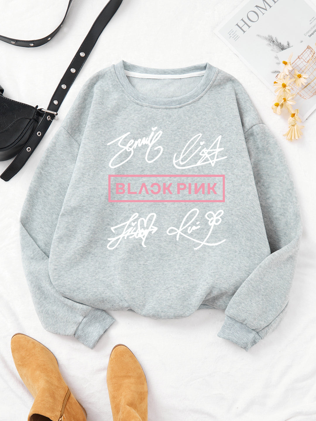 Kvinnors avslappnad sweatshirt med kreativ signaturmotiv Mirla-Eva Jonsson