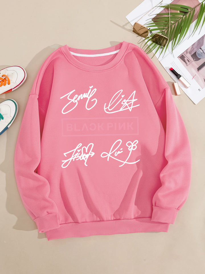 Kvinnors avslappnad sweatshirt med kreativ signaturmotiv Mirla-Eva Jonsson