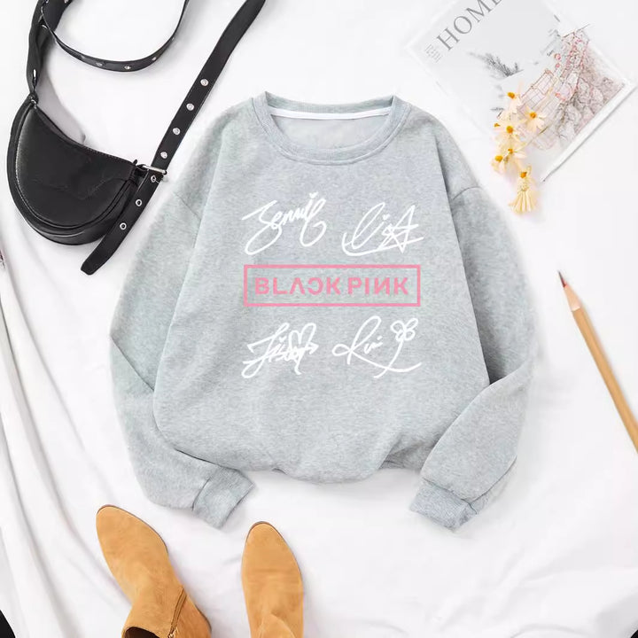Kvinnors avslappnad sweatshirt med kreativ signaturmotiv Mirla-Eva Jonsson