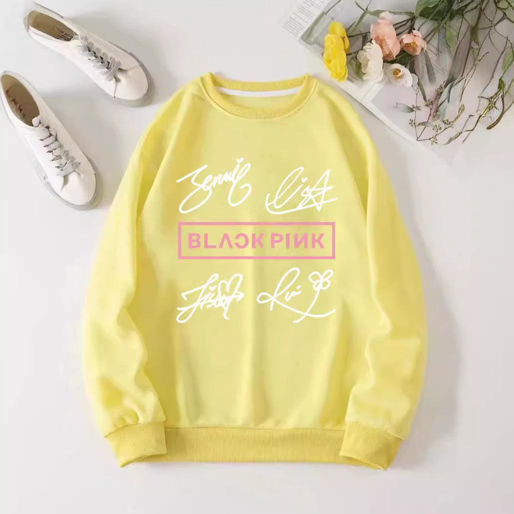 Kvinnors avslappnad sweatshirt med kreativ signaturmotiv Mirla-Eva Jonsson