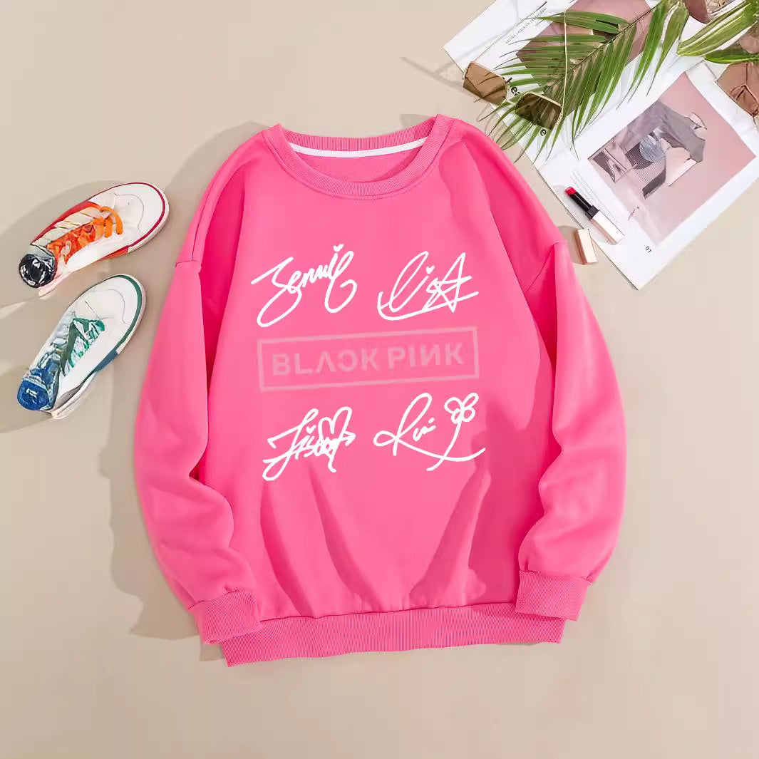 Kvinnors avslappnad sweatshirt med kreativ signaturmotiv Mirla-Eva Jonsson