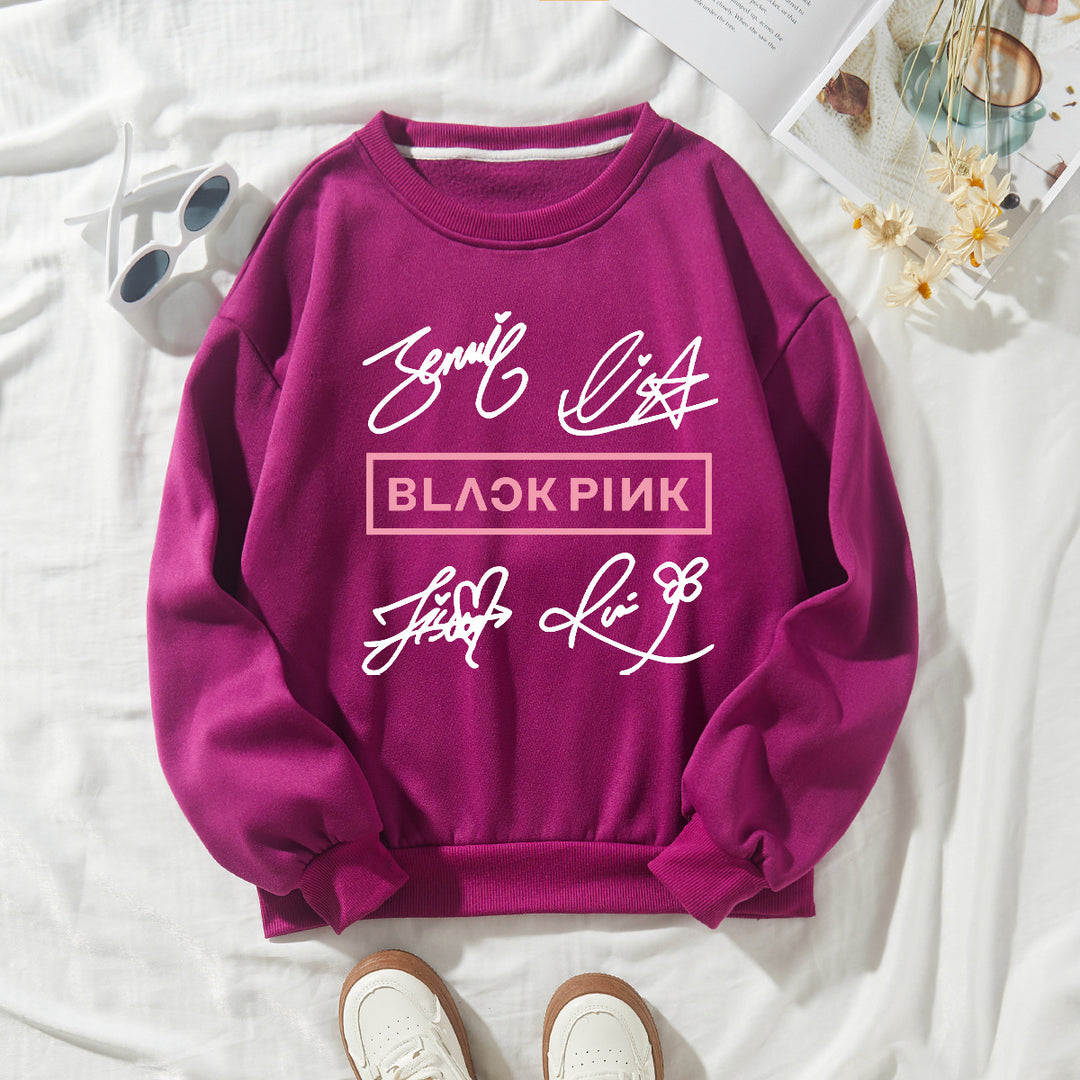Kvinnors avslappnad sweatshirt med kreativ signaturmotiv Mirla-Eva Jonsson