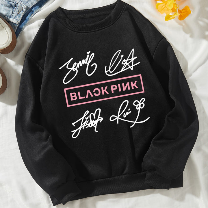 Kvinnors avslappnad sweatshirt med kreativ signaturmotiv Mirla-Eva Jonsson