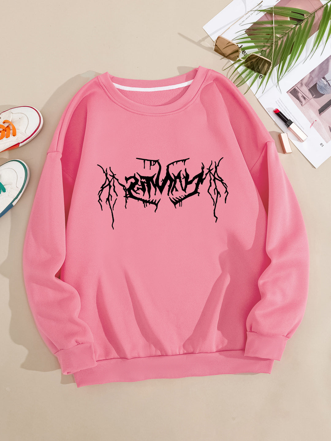 Kvinnors avslappnad sweatshirt med modern grafisk design Mirla-Eva Jonsson