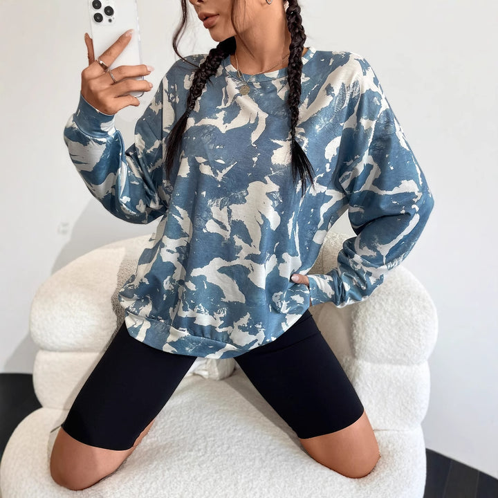 Kvinnors avslappnad sweatshirt med modernt camouflage-mönster och oversize passform Mirla-Eva Jonsson