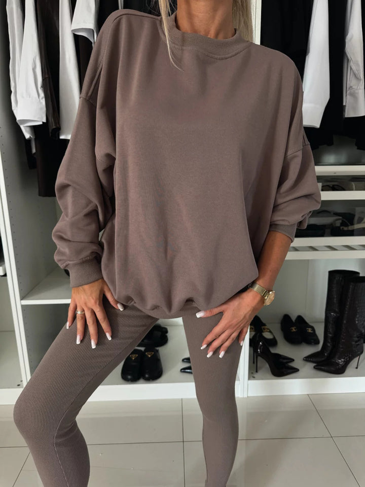 Kvinnors avslappnad sweatshirt med sänkta axlar och figurnära ben Mirla-Eva Jonsson