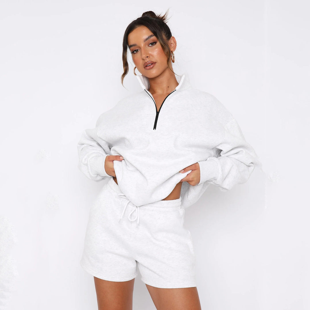Kvinnors avslappnad sweatshirt med shortsdessign och praktisk dragkedja Mirla-Eva Jonsson