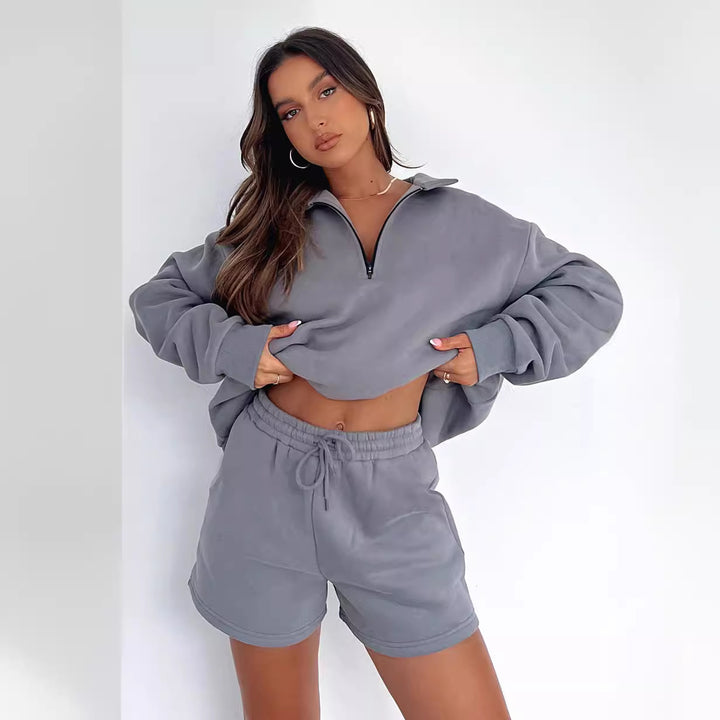 Kvinnors avslappnad sweatshirt med shortsdessign och praktisk dragkedja Mirla-Eva Jonsson