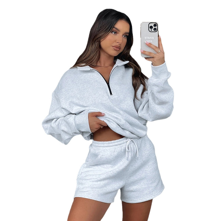 Kvinnors avslappnad sweatshirt med shortsdessign och praktisk dragkedja Mirla-Eva Jonsson