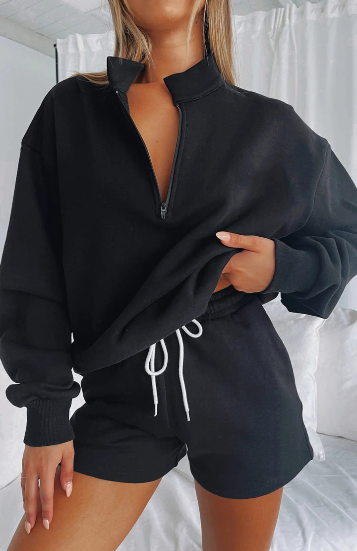 Kvinnors avslappnad sweatshirt med shortsdessign och praktisk dragkedja Mirla-Eva Jonsson