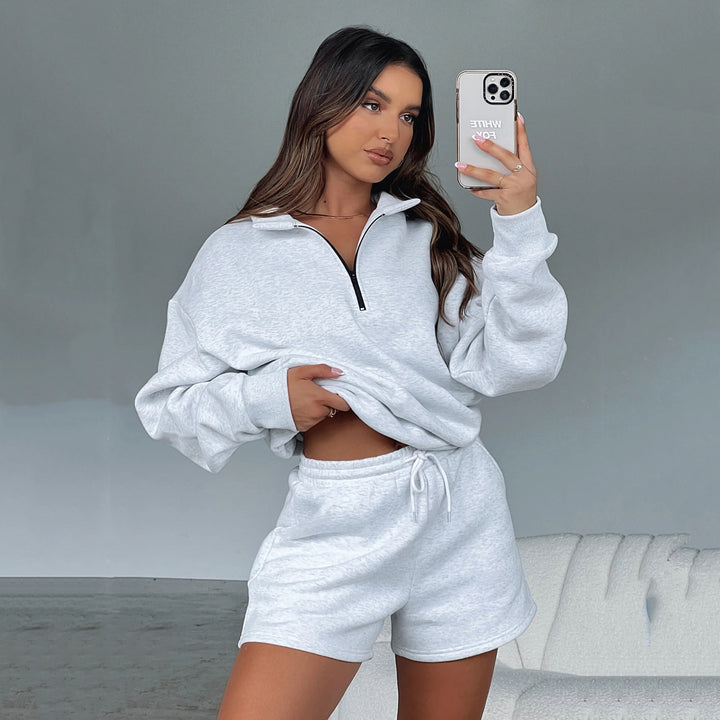 Kvinnors avslappnad sweatshirt med shortsdessign och praktisk dragkedja Mirla-Eva Jonsson