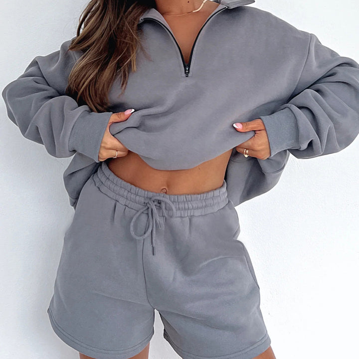 Kvinnors avslappnad sweatshirt med shortsdessign och praktisk dragkedja Mirla-Eva Jonsson