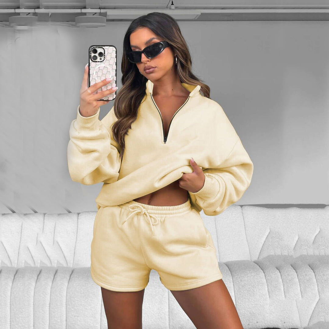 Kvinnors avslappnad sweatshirt med shortsdessign och praktisk dragkedja Mirla-Eva Jonsson