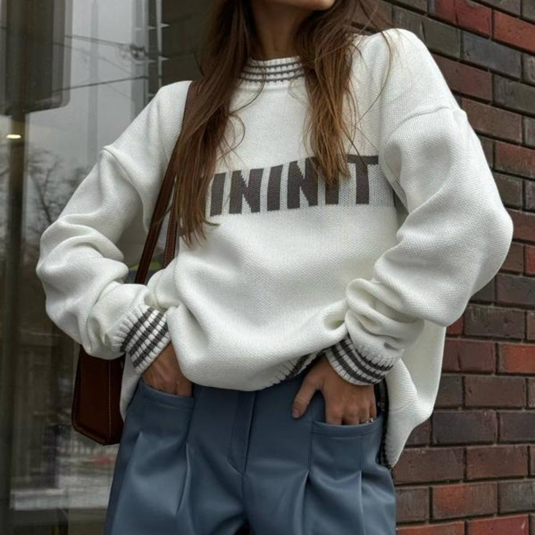 Kvinnors avslappnad sweatshirt med stiliga bokstäver och randiga manschetter-Eva Jonsson