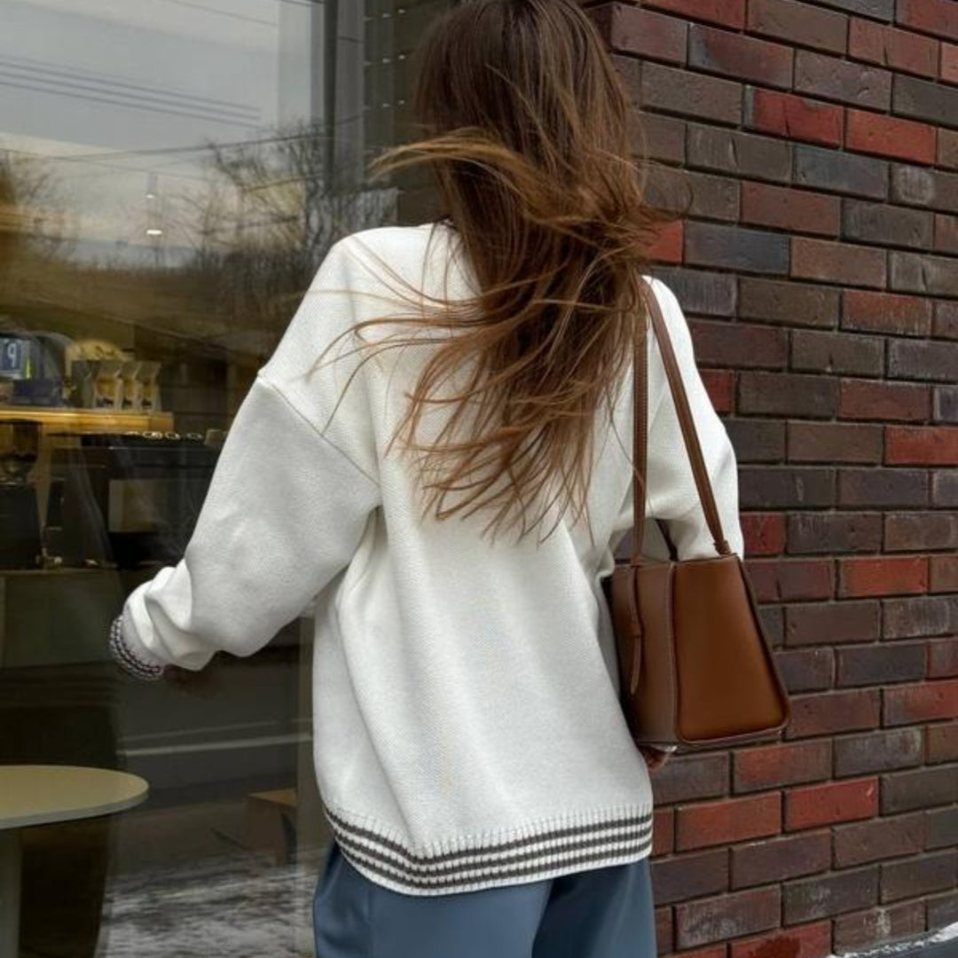 Kvinnors avslappnad sweatshirt med stiliga bokstäver och randiga manschetter-Eva Jonsson
