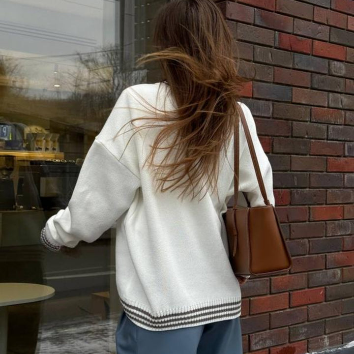 Kvinnors avslappnad sweatshirt med stiliga bokstäver och randiga manschetter-Eva Jonsson