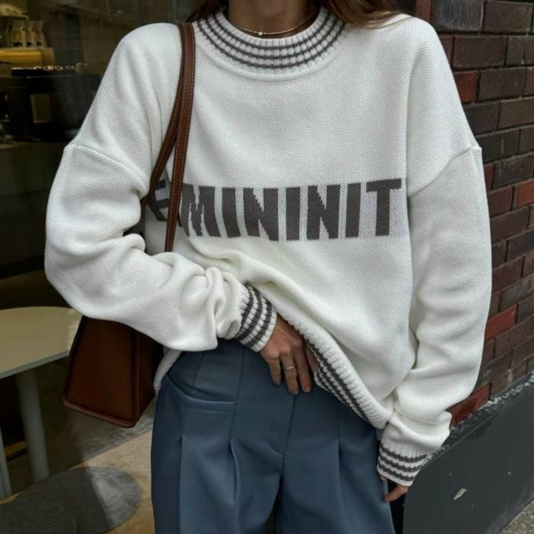 Kvinnors avslappnad sweatshirt med stiliga bokstäver och randiga manschetter-Eva Jonsson