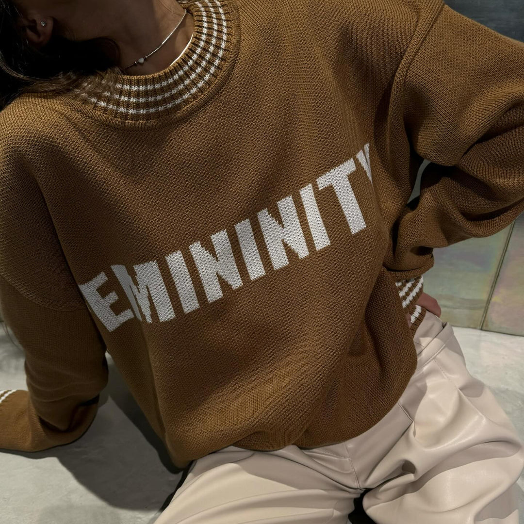 Kvinnors avslappnad sweatshirt med stiliga bokstäver och randiga manschetter-Eva Jonsson