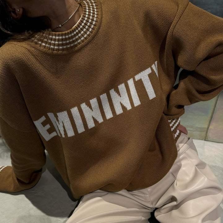 Kvinnors avslappnad sweatshirt med stiliga bokstäver och randiga manschetter-Eva Jonsson