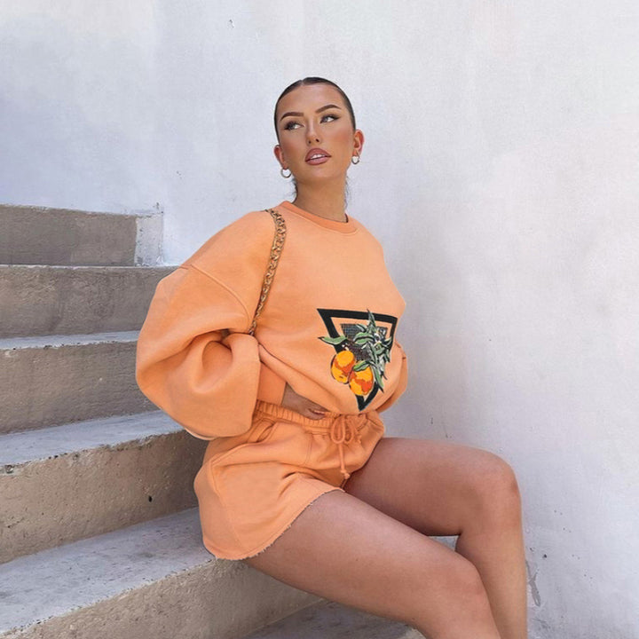 Kvinnors avslappnad sweatshirt och shorts set med iögonfallande applikation Mirla-Eva Jonsson
