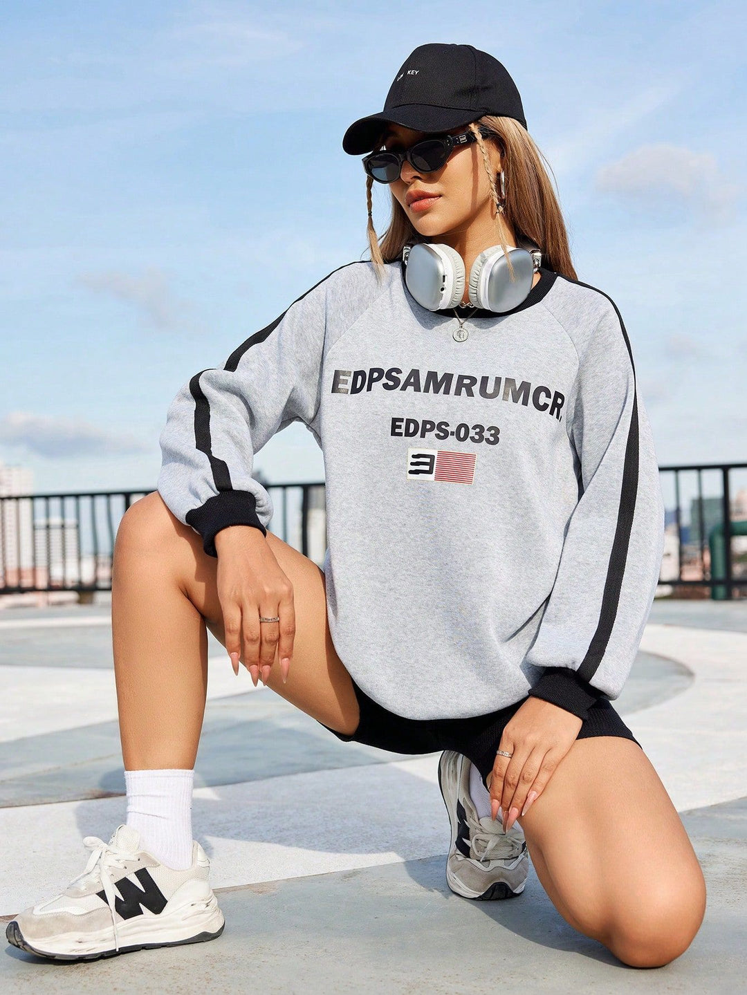 Kvinnors avslappnad sweatshirts med grafisk tryck och kontrasterande ärmar Mirla-Eva Jonsson