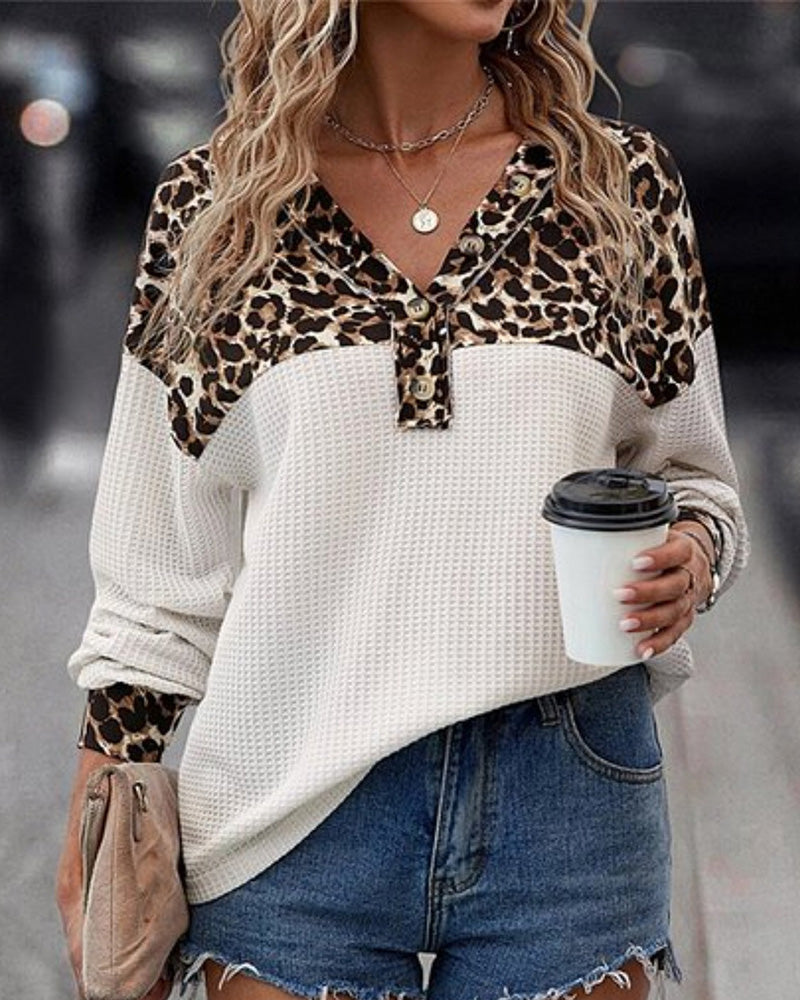 Kvinnors avslappnad topp med leopardmönster och knapppdetaljer Mirla-Eva Jonsson