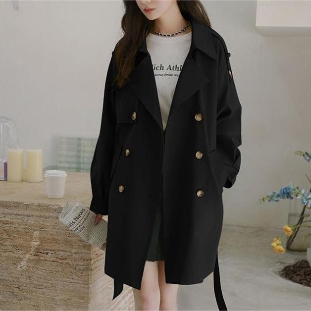 Kvinnors avslappnad trench coat med bälte och klassiska knappdetaljer Mirla-Eva Jonsson