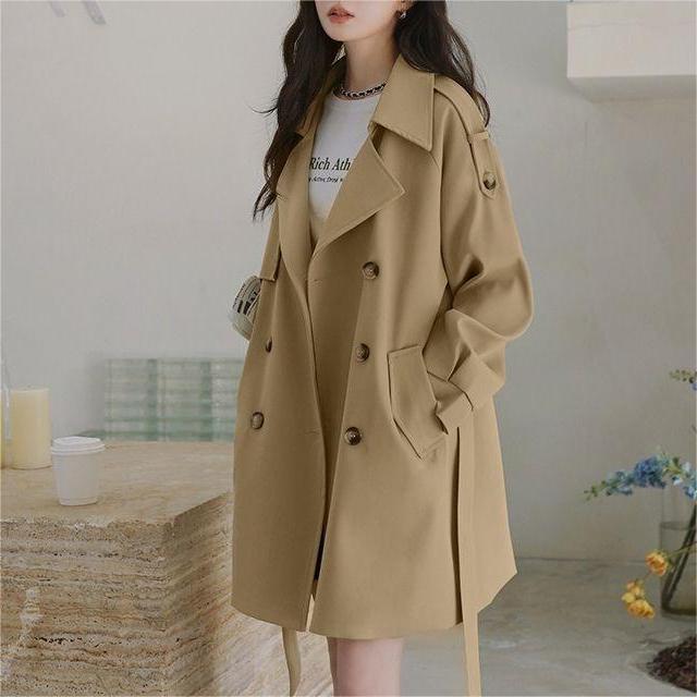 Kvinnors avslappnad trench coat med bälte och klassiska knappdetaljer Mirla-Eva Jonsson