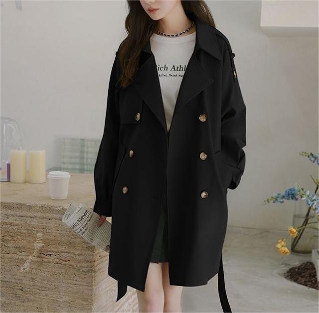 Kvinnors avslappnad trench coat med bälte och klassiska knappdetaljer Mirla-Eva Jonsson