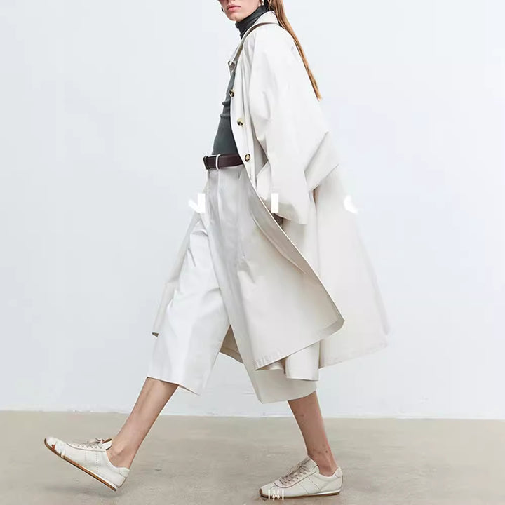 Kvinnors avslappnad trench coat med oversized ärmar och knappdetaljer Mirla-Eva Jonsson