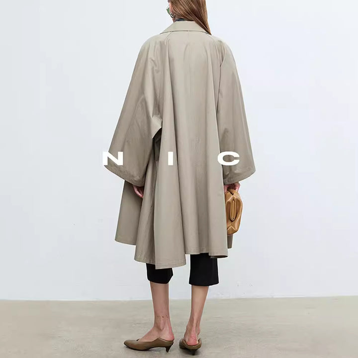 Kvinnors avslappnad trench coat med oversized ärmar och knappdetaljer Mirla-Eva Jonsson