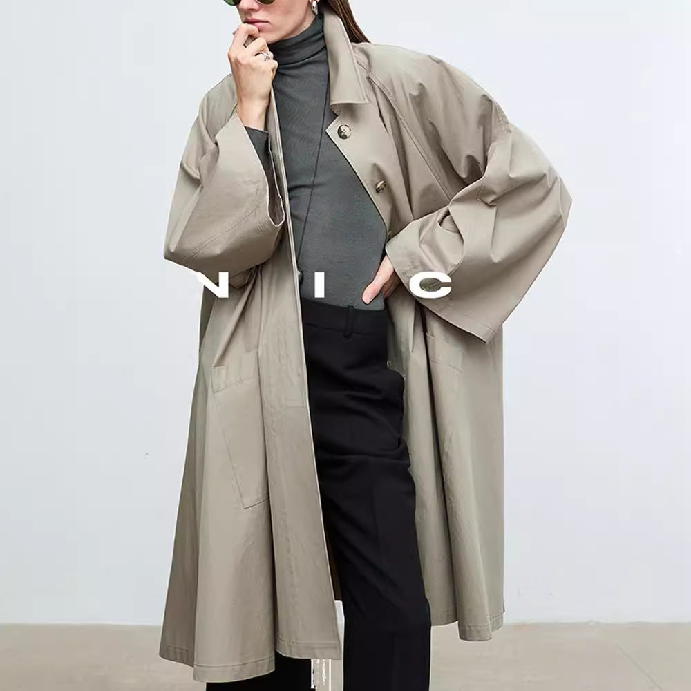 Kvinnors avslappnad trench coat med oversized ärmar och knappdetaljer Mirla-Eva Jonsson