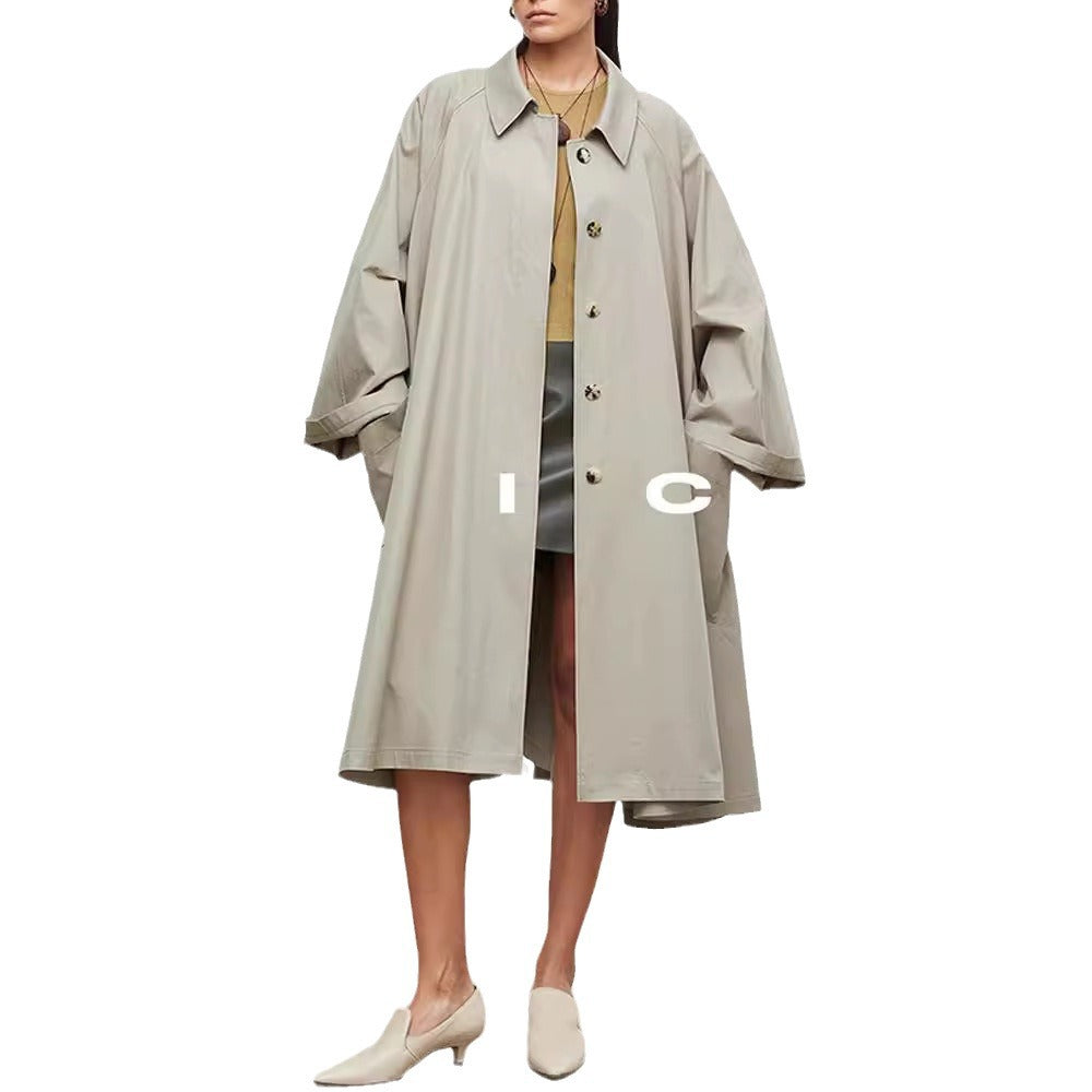 Kvinnors avslappnad trench coat med oversized ärmar och knappdetaljer Mirla-Eva Jonsson